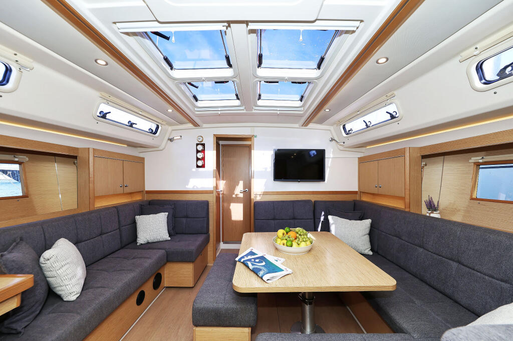 Sailing yacht 