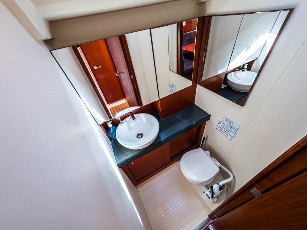 Sailing yacht 