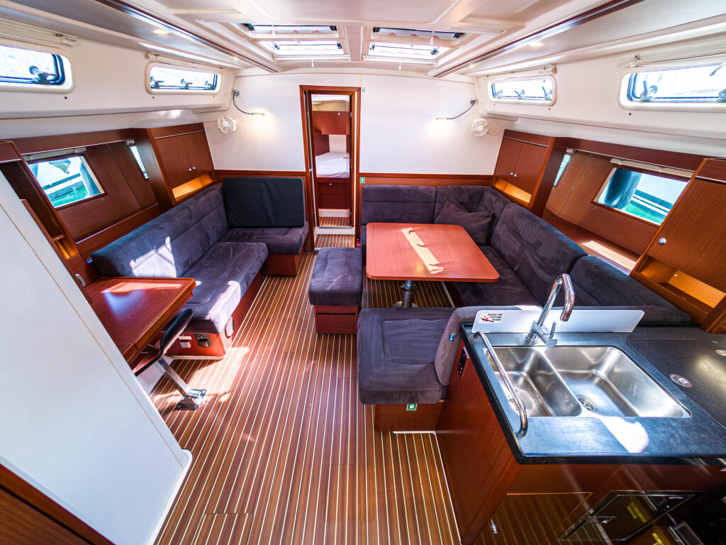 Sailing yacht 