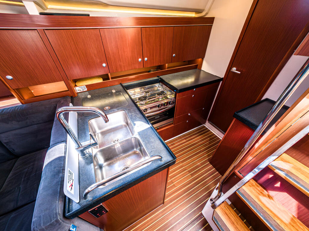 Sailing yacht 
