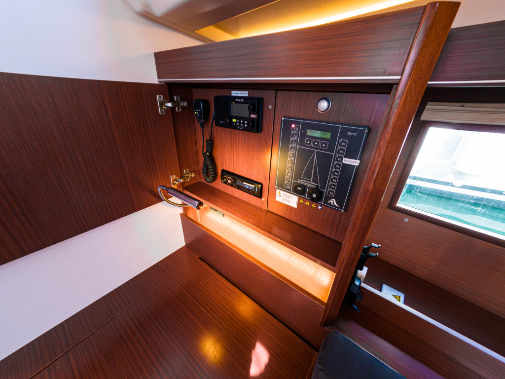Sailing yacht 