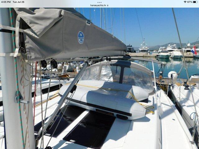 Sailing yacht 
