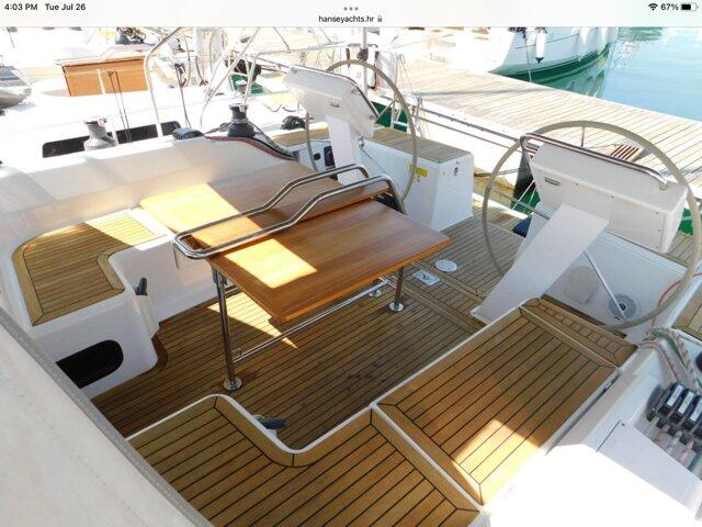 Sailing yacht 