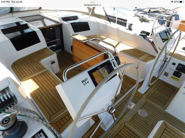 Sailing yacht 