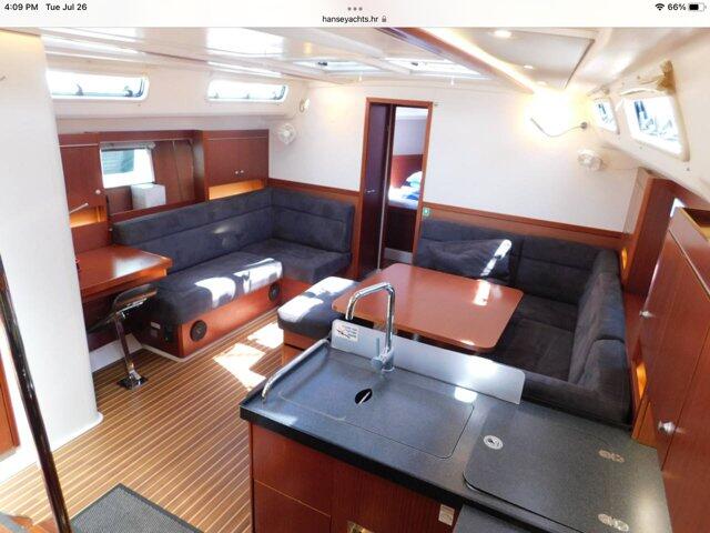 Sailing yacht 