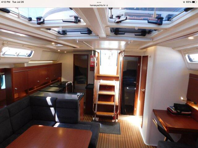 Sailing yacht 