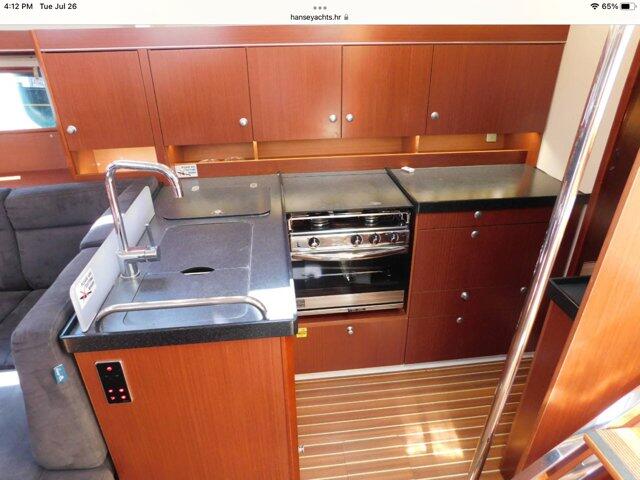 Sailing yacht 