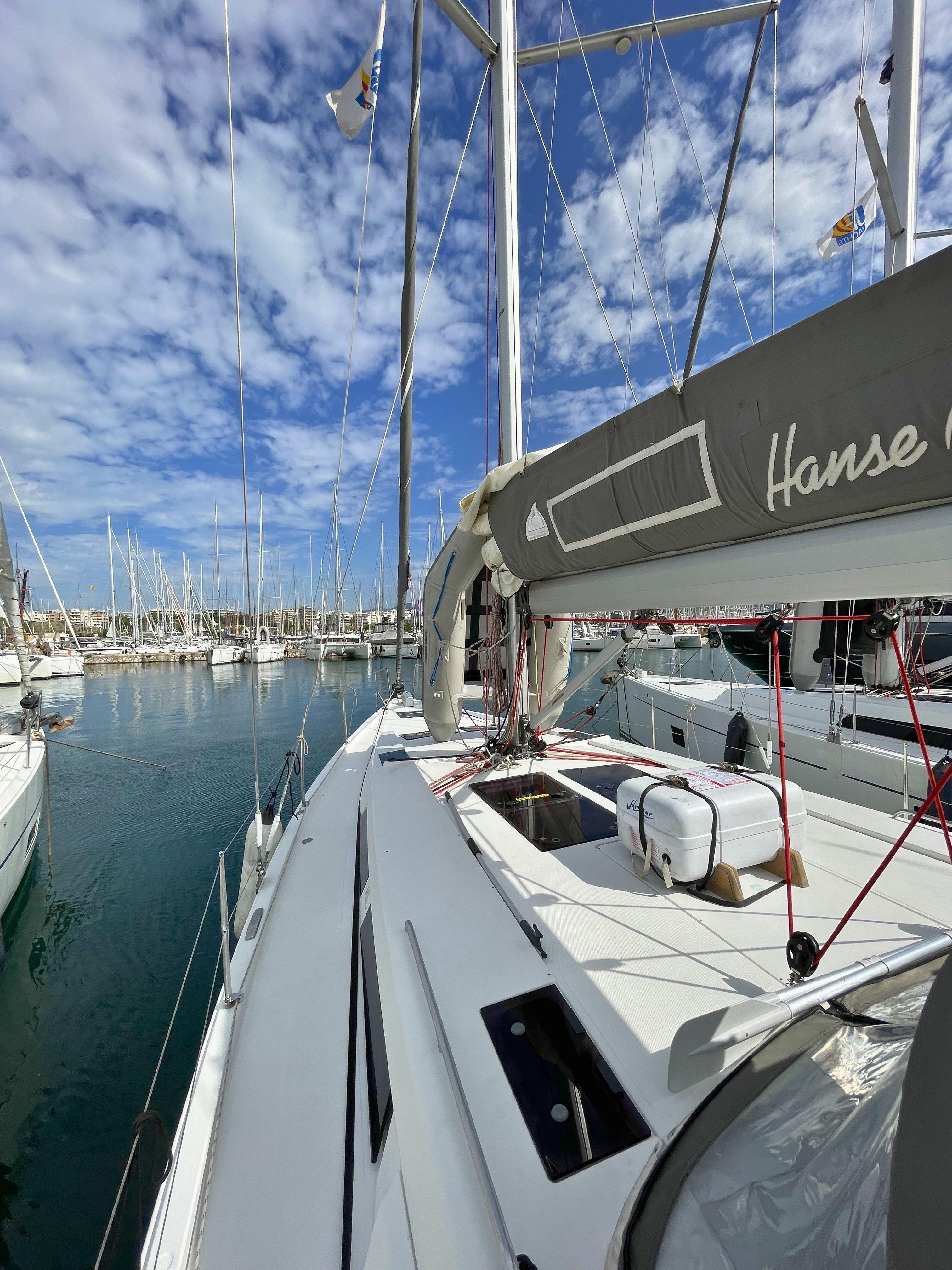 Sailing yacht 