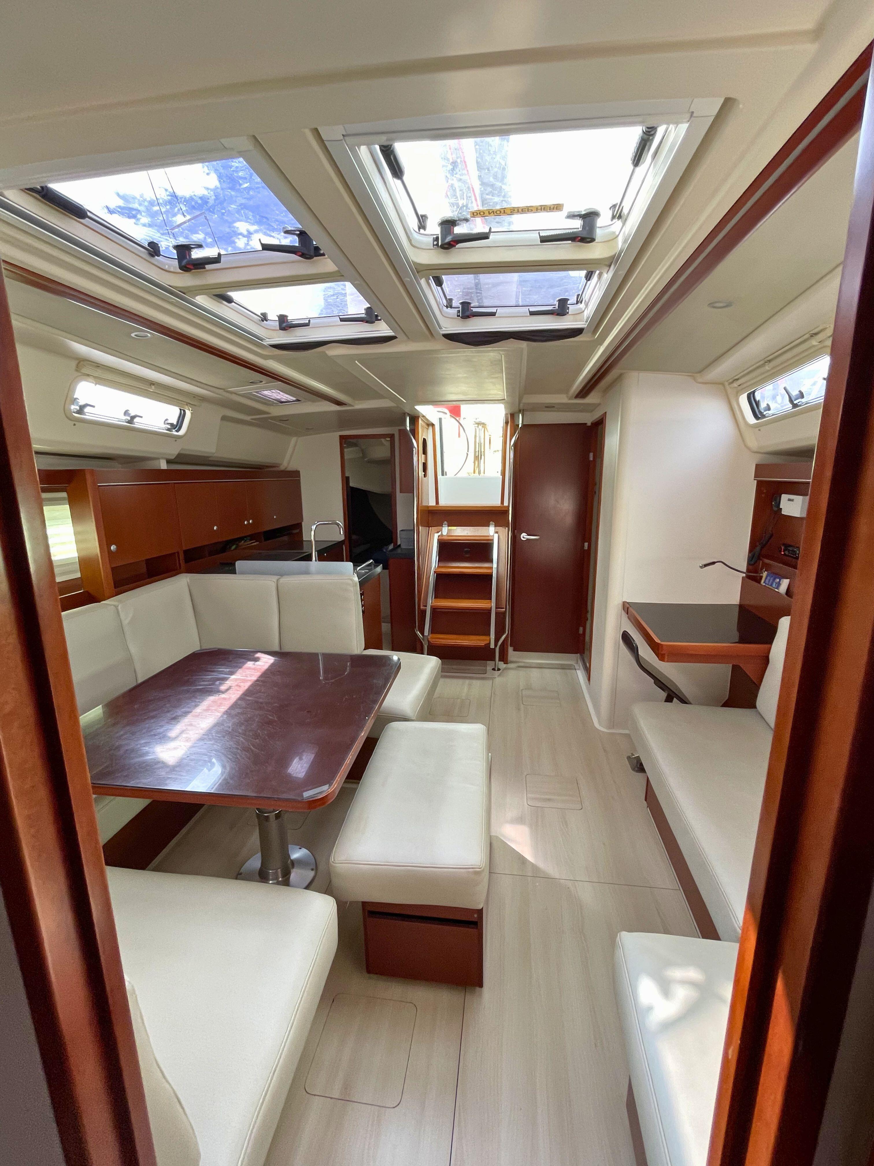 Sailing yacht 