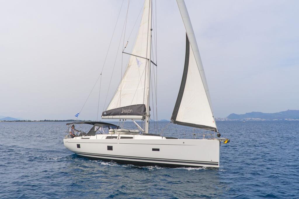 Sailing yacht 