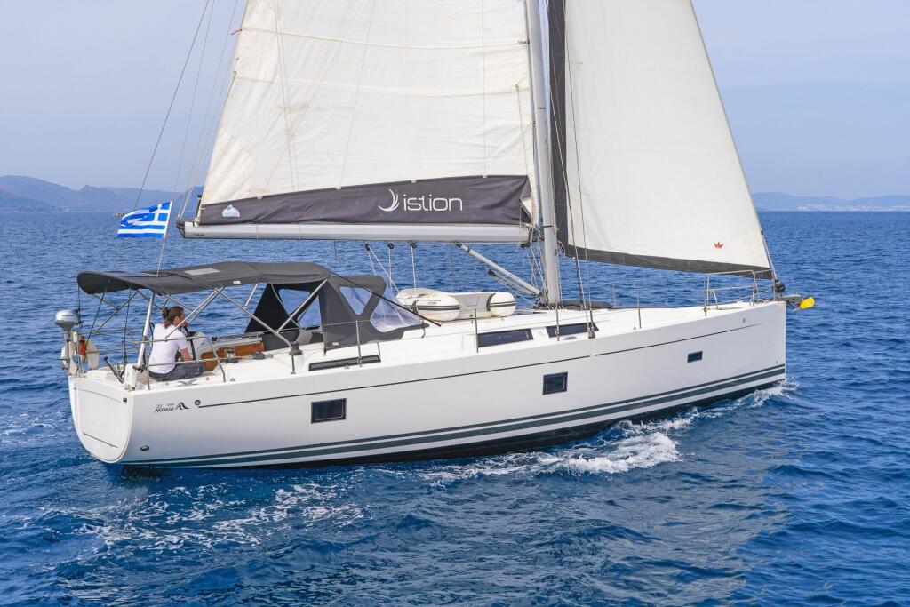 Sailing yacht 