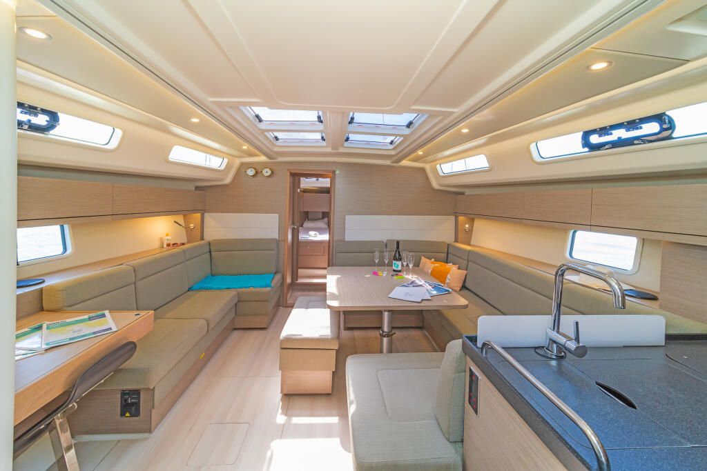 Sailing yacht 