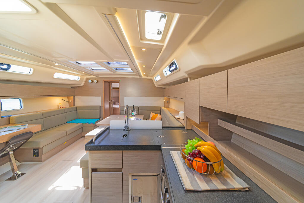 Sailing yacht 