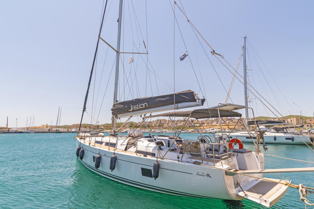 Sailing yacht 