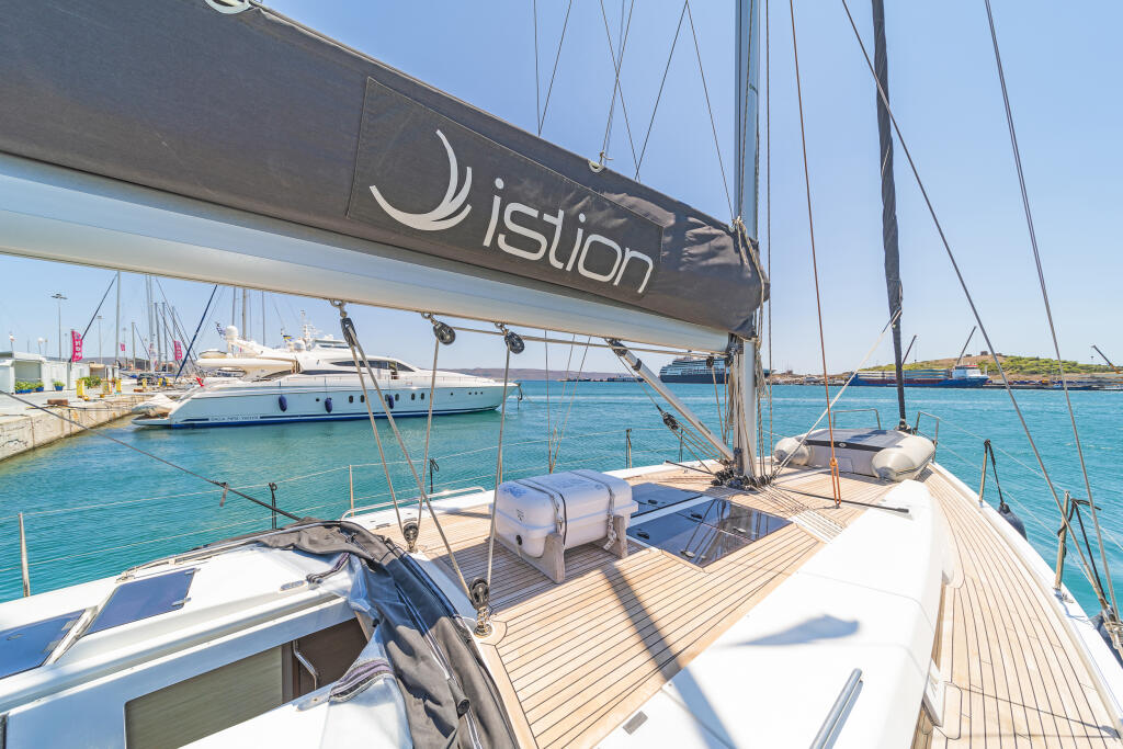 Sailing yacht 