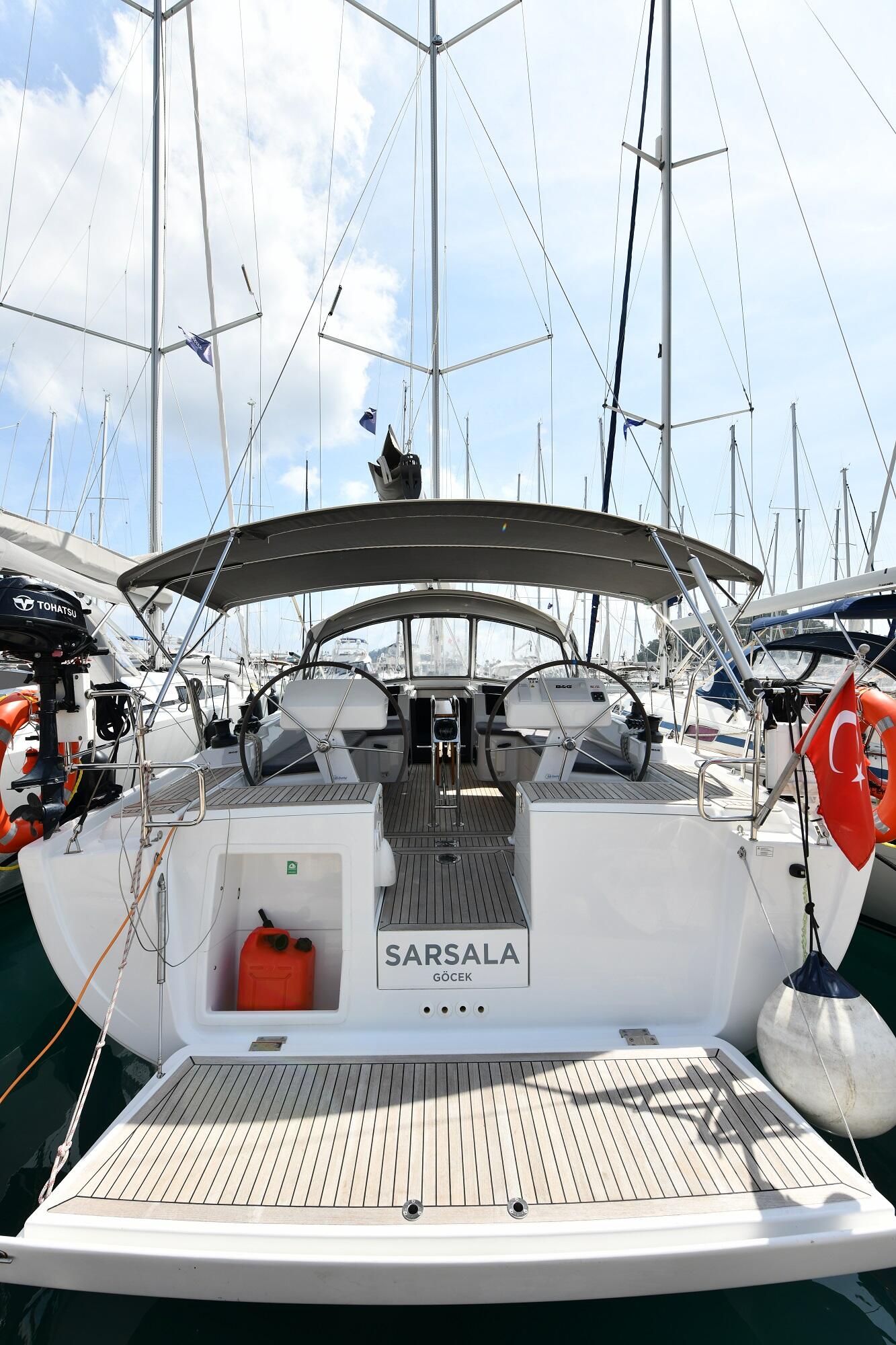 Sailing yacht 