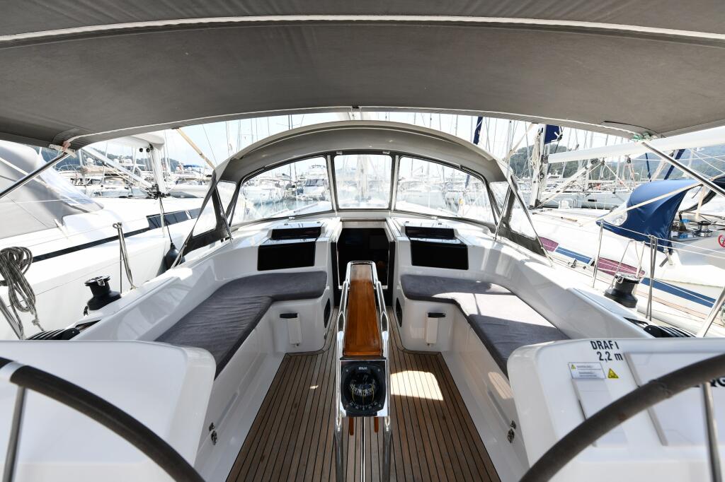 Sailing yacht 