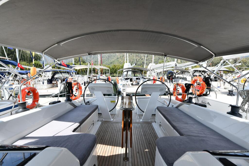 Sailing yacht 