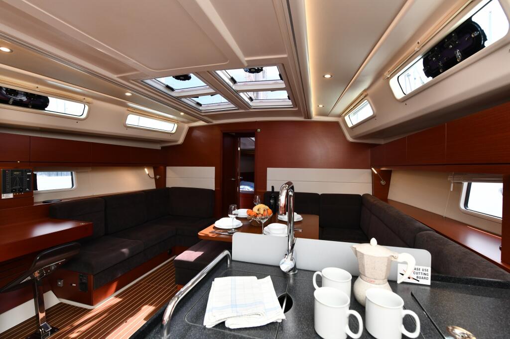 Sailing yacht 