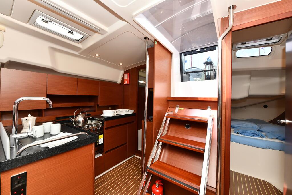 Sailing yacht 
