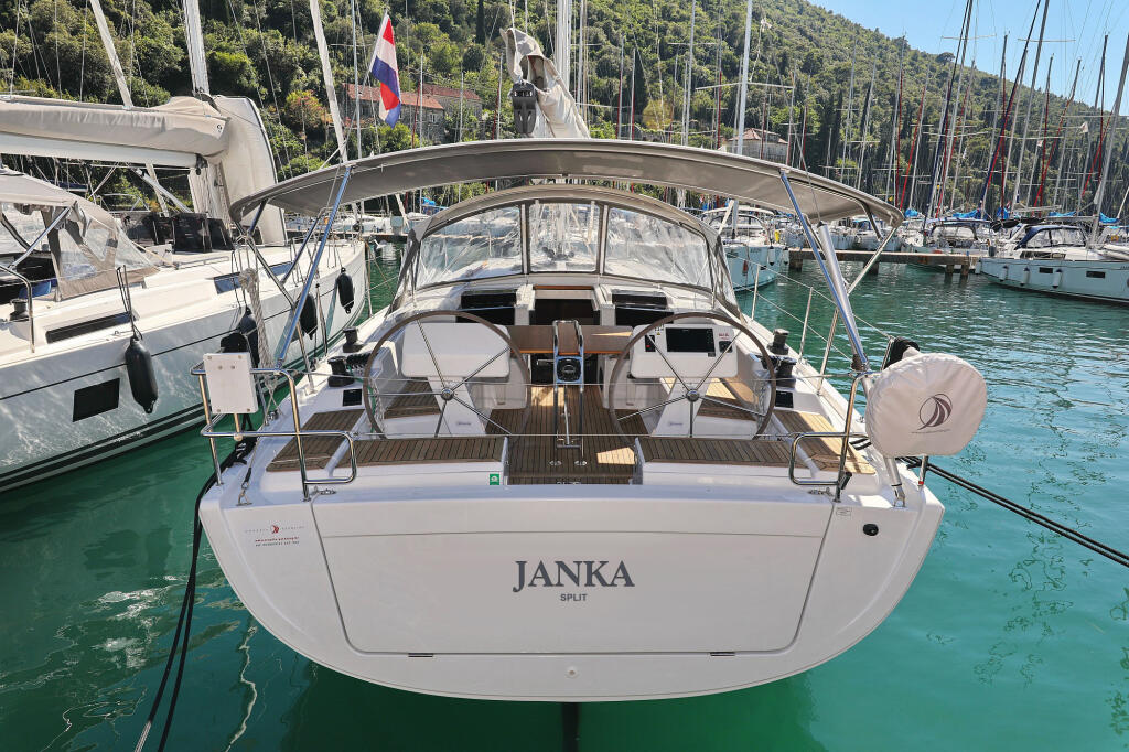 Sailing yacht 