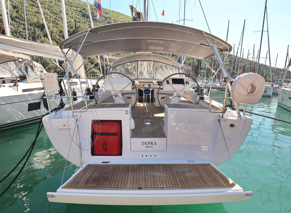 Sailing yacht 