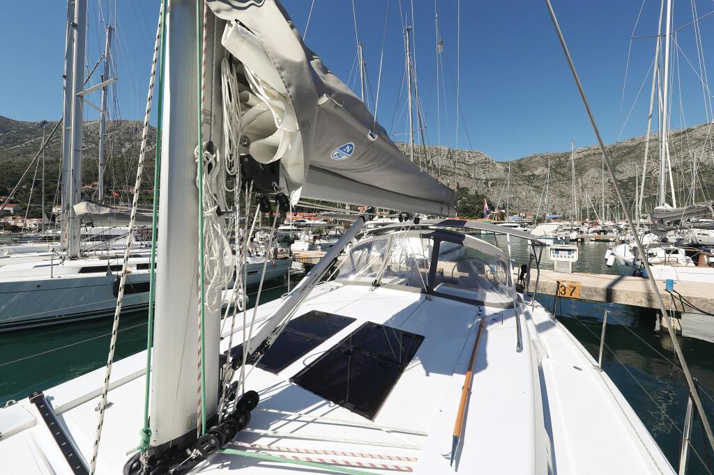 Sailing yacht 