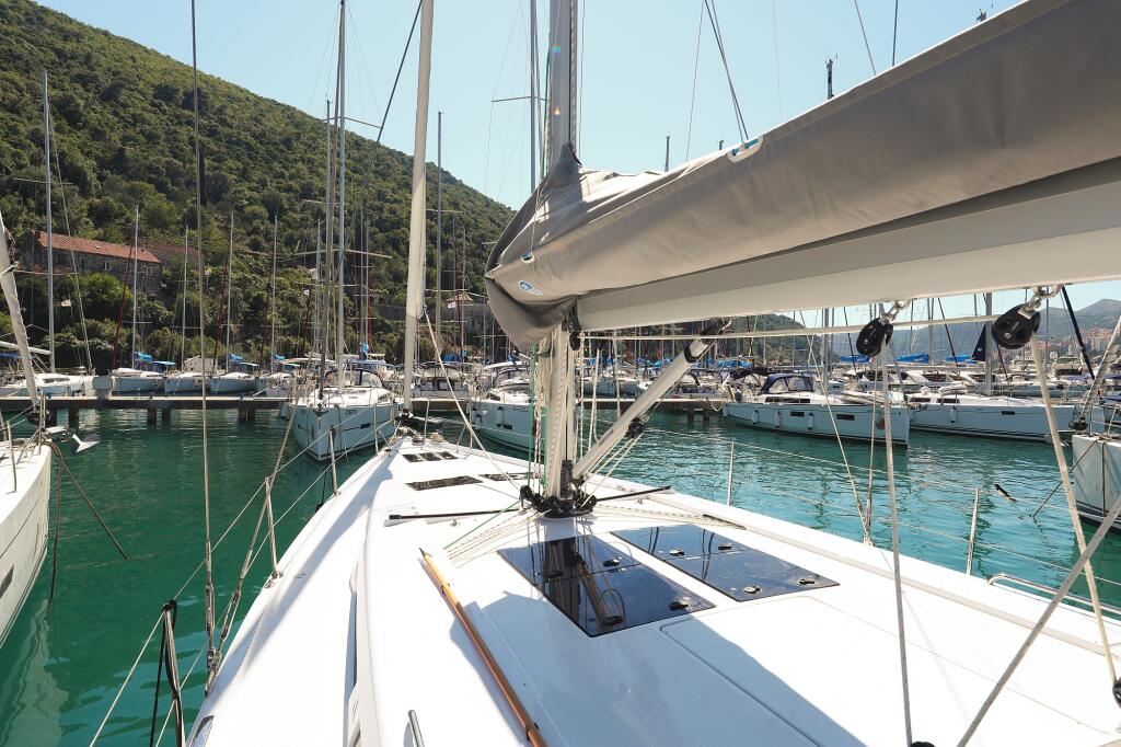Sailing yacht 