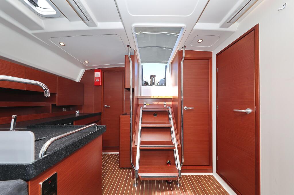 Sailing yacht 