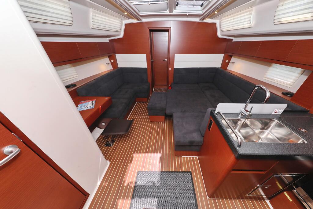 Sailing yacht 