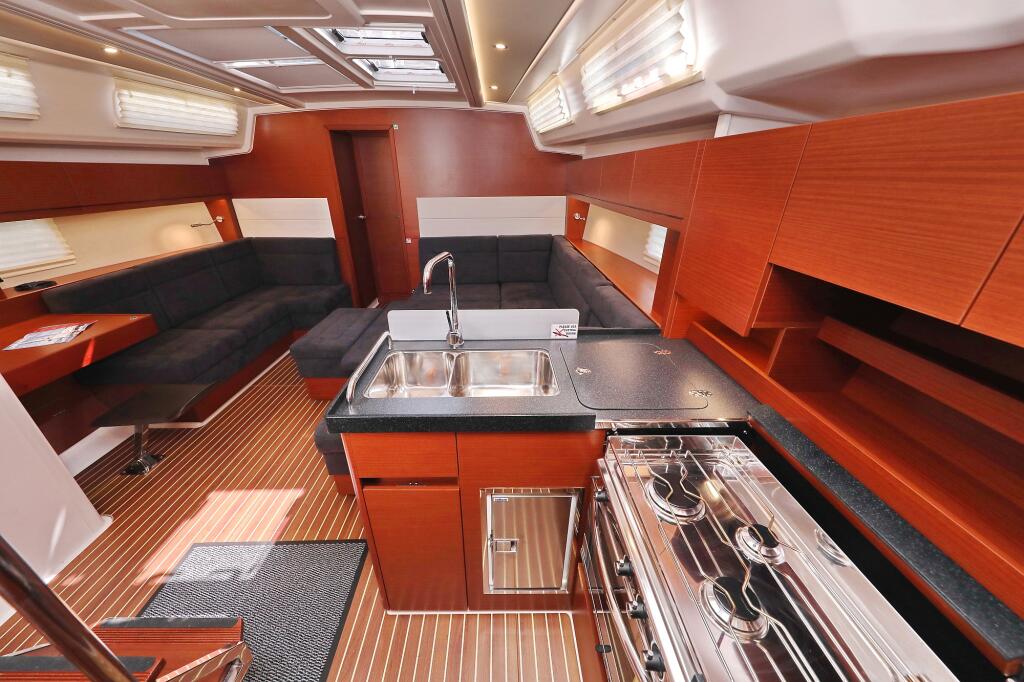 Sailing yacht 