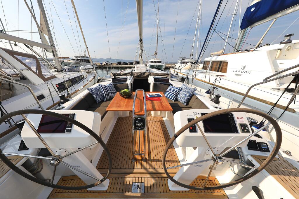 Sailing yacht 