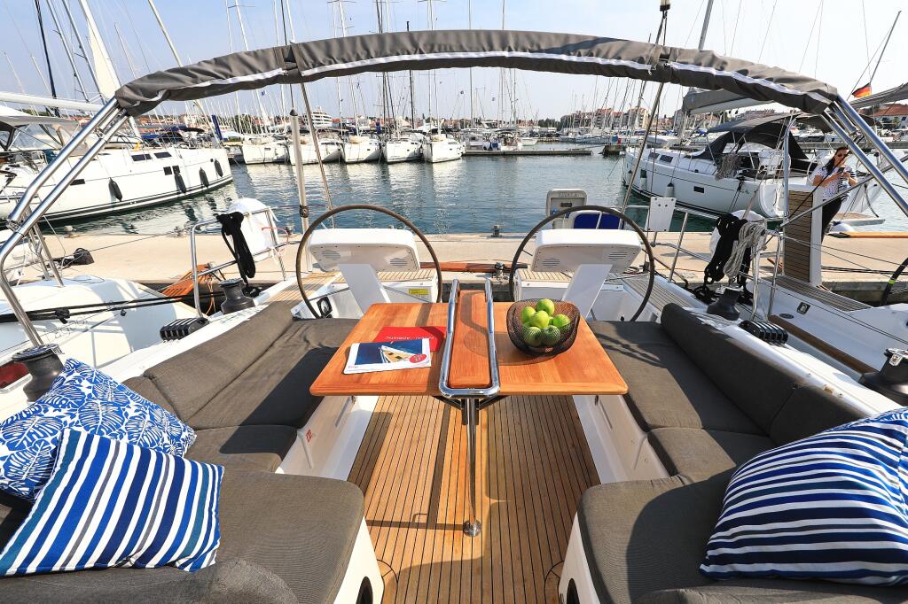 Sailing yacht 