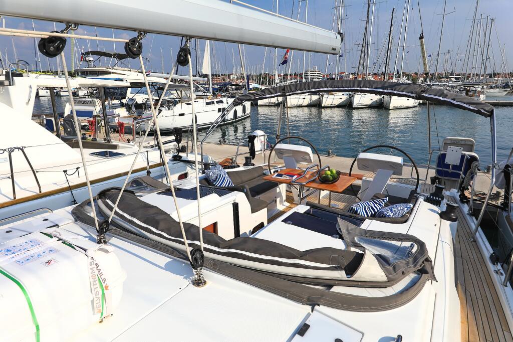 Sailing yacht 