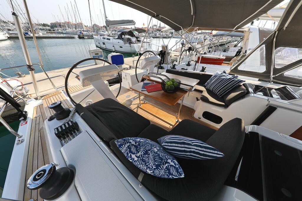 Sailing yacht 