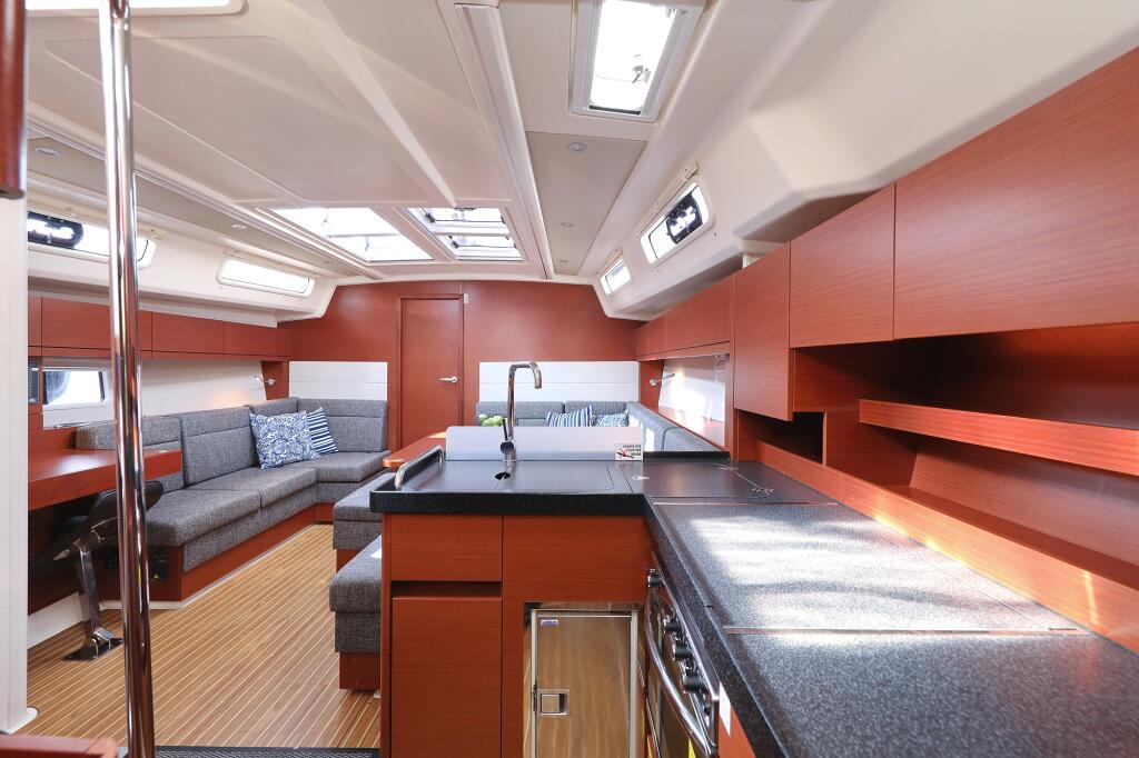 Sailing yacht 
