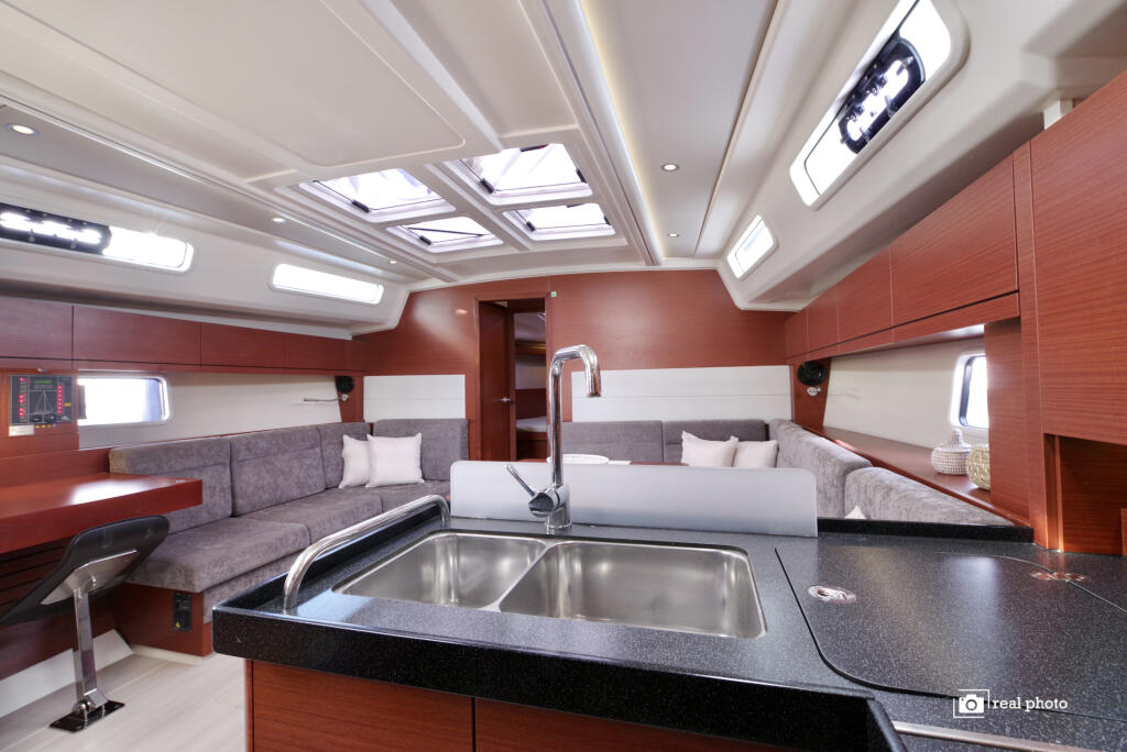 Sailing yacht 