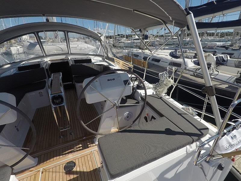 Sailing yacht 
