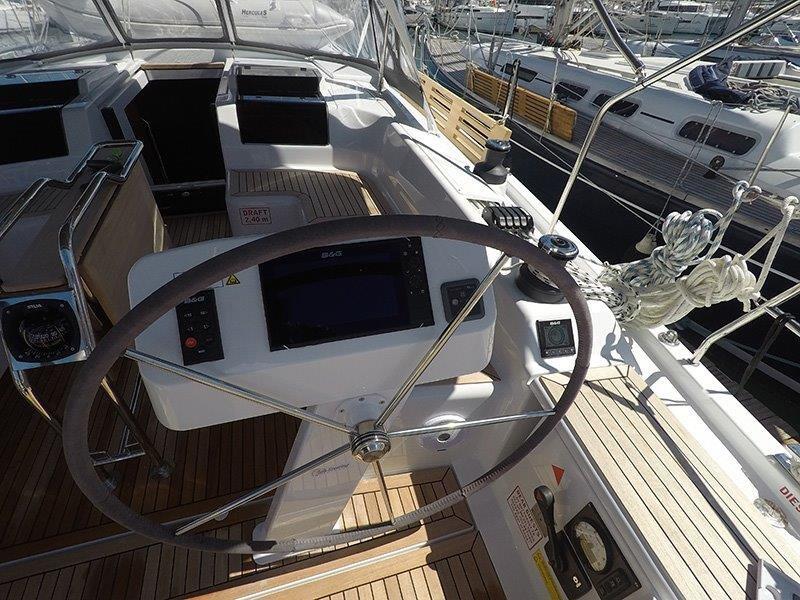 Sailing yacht 