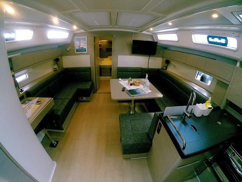 Sailing yacht 