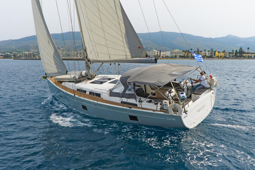 Sailing yacht 