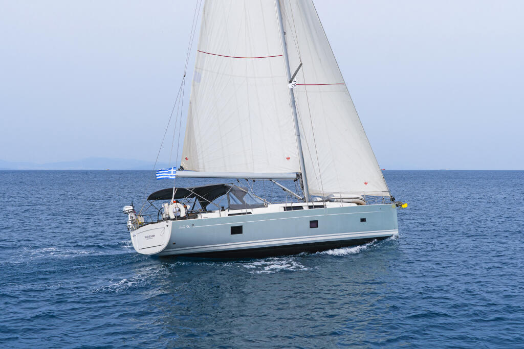Sailing yacht 