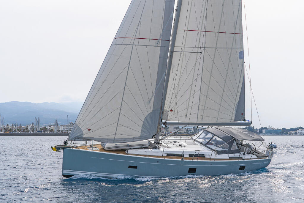 Sailing yacht 