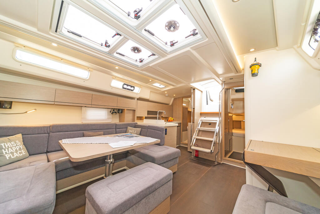 Sailing yacht 