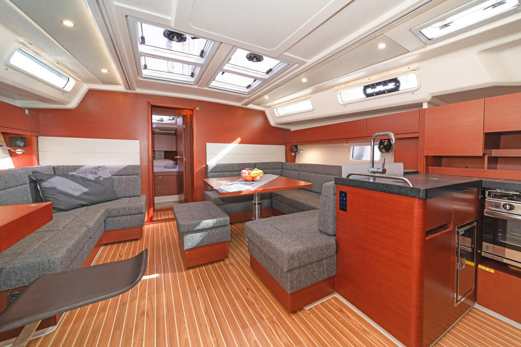 Sailing yacht 