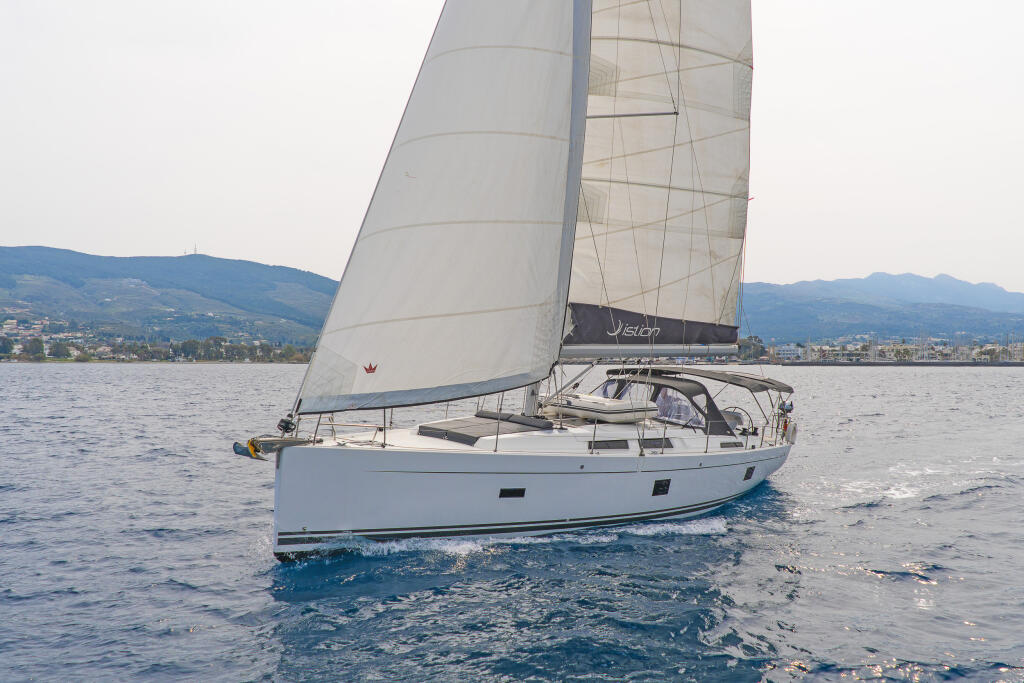 Sailing yacht 