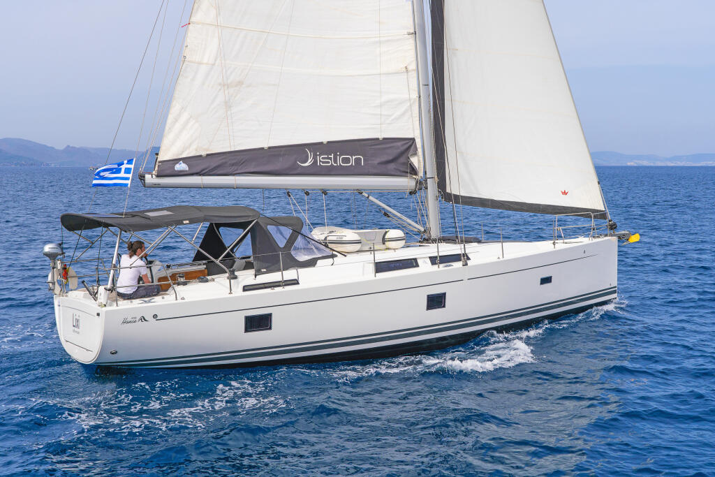 Sailing yacht 