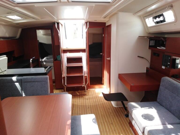 Sailing yacht 