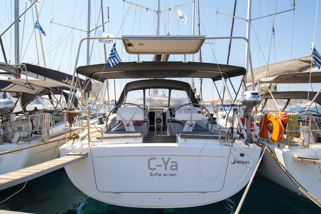 Sailing yacht 
