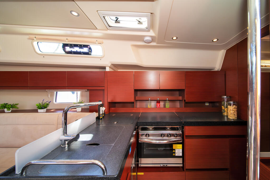 Sailing yacht 